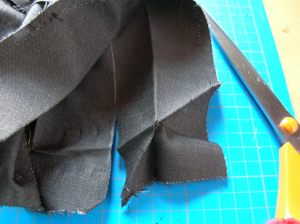 9. Übriger Stoff abschneiden