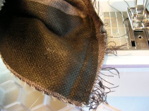 13. Innere Saumnaht auslassen, da er zu eng ist.  Saum würde spannen und hätte zu wenig Weite.