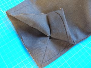 15. Ecken drehen und schön bügeln