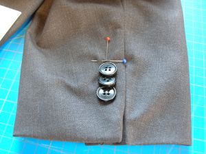 27. Knöpfe annähen